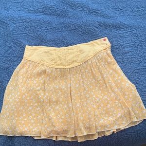 Yellow skater skirt with red buttons and side zip. Size 2/ Small